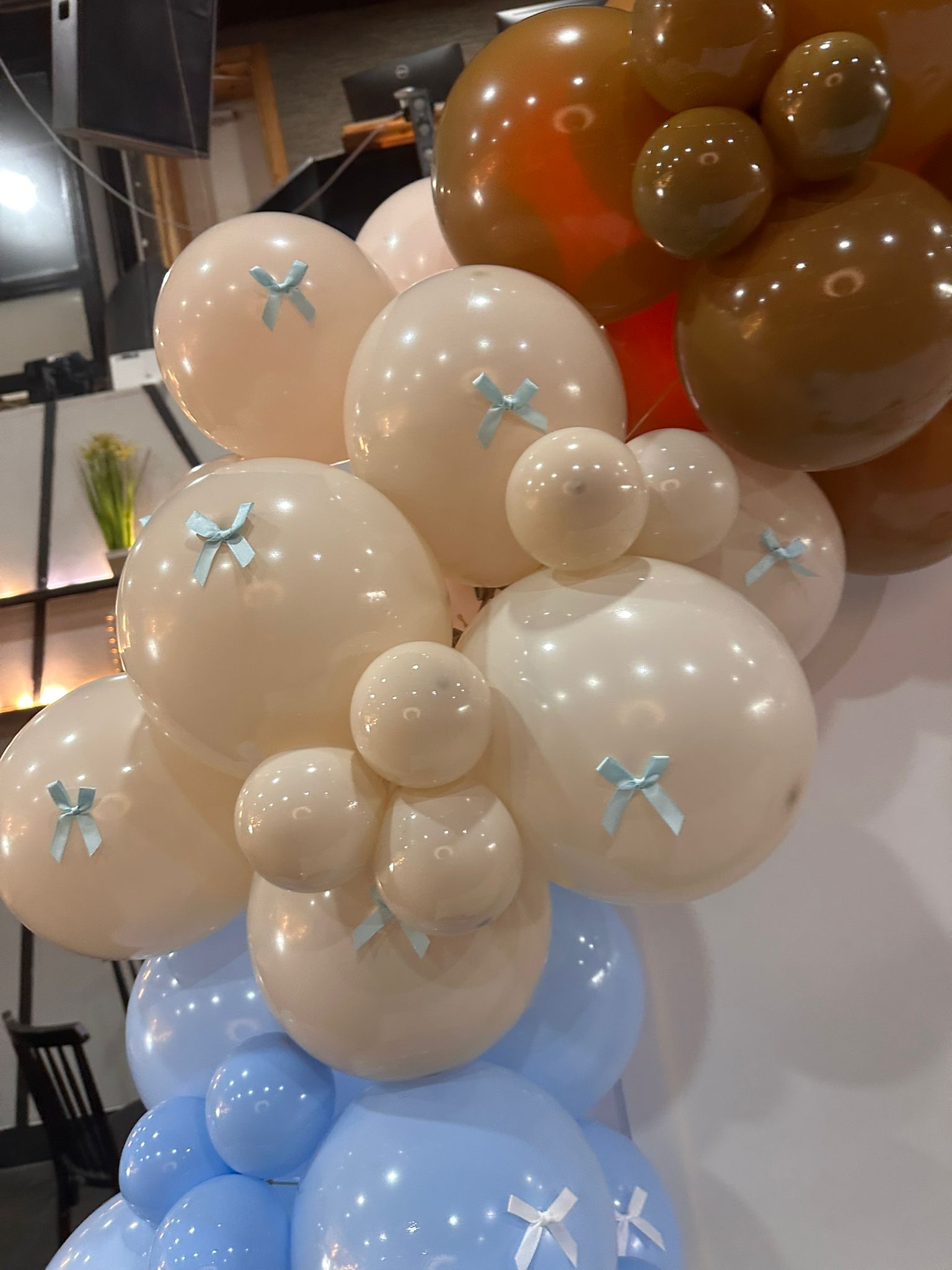 סידור בלונים בצבעי קרם